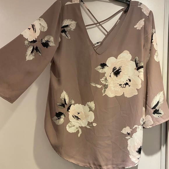 Flowy Flower top - Picture 3 of 5